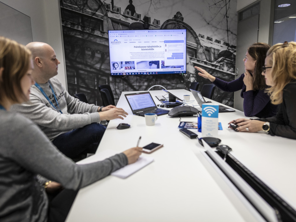 Møte hvor deltakerne ser på hvordan de kan videreutvikle digitale løsninger for mer effektiv drift og vedlikehold av eiendom.
